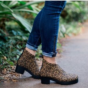 Charleston Shoe Co Upper Monterey Boots In Leopard Lug Sole Size 8